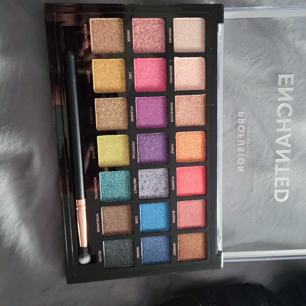 Profusion enchanted eyeshadow pallet